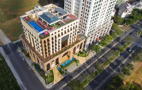 Phu My Hung Hotel | MerPerle Crystal Palace