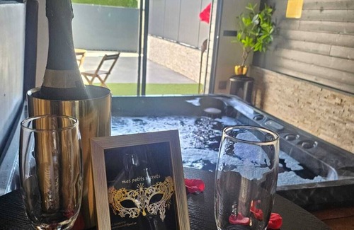 Miniac-Morvan Apartment | Mes petits secrets love room in Miniac-Morvan with private Jacuzzi