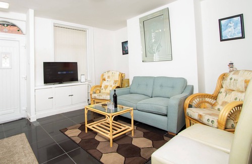 Failsworth House | Metropolitan Charm: Stylish 2BR House