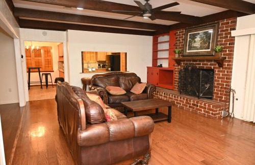 Broadmoor House | Mid-City Rustic Retreat