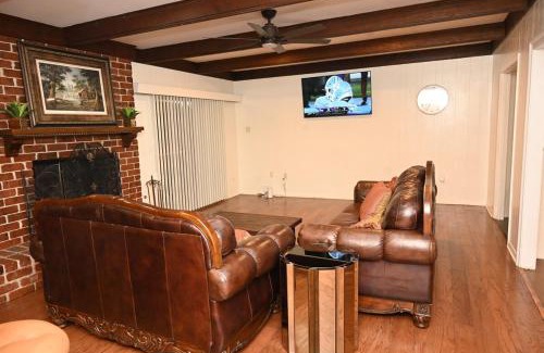 Broadmoor House | Mid-City Rustic Retreat