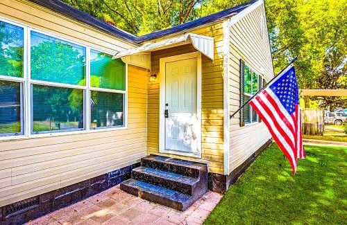 Mobile House | Mid-Town Cave for 6 Guests 3 Bedroom 1 Bath