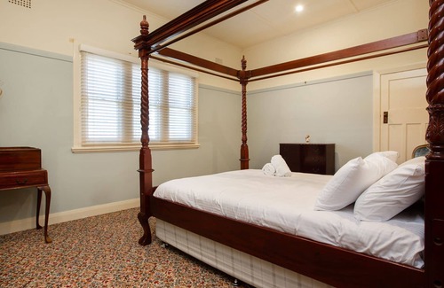 West Tamworth House | Midholme - Excellent value