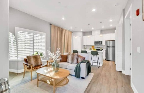 Midtown Sacramento Apartment | Midtown Midrise- Emerald