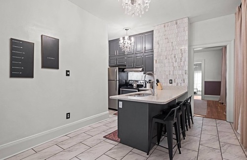 North Hyde Park Apartment | Midtown Victorian Lower- Historic 2BR in Hyde Park