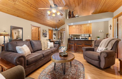 Reeds Spring Cabin | "Mighty Oaks" Stonebridge Lodge - Double King Master -End of the road and close to SDC - Lodge #80