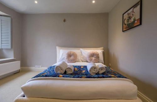 Stroud House | Mill House & Cottage - on The Cotswold Way!