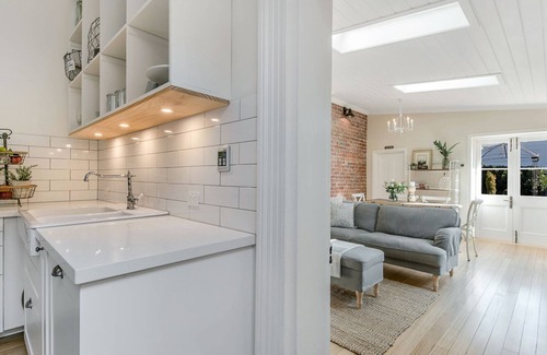 Hobart Central Business District Cottage | Millibelle Terrace Stunning city home free parking