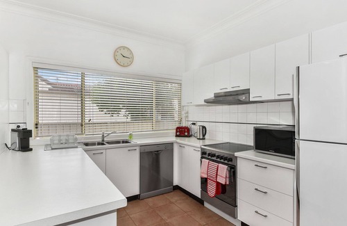Budgewoi House | Mimosa Sands - 250 mtrs walk to beach access