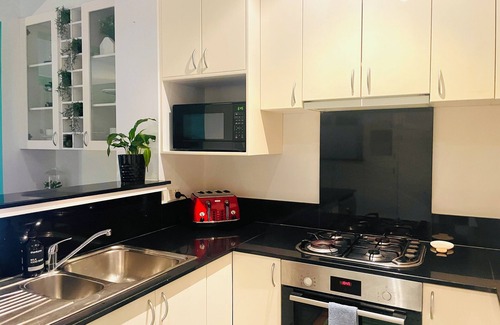 Prahran House | Minutes drive or Walk to scenic Melbourne beaches or bars and restaurants