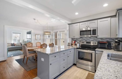 Louisville House | Minutes from U of L & Expo Center I Cozy I Updated