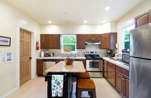 Minor House | Minutes to Everything Seattle. NEW! Lower Mid-Week Rates