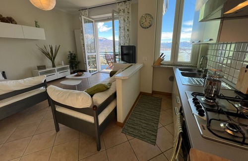 Campino Apartment | Miralago apartment with amazing lake view in Stres