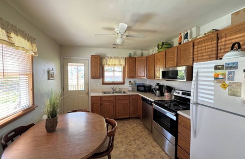Chincoteague House | Misty Manor - 3BR home, sc. porch & pet friendly. NO LINENS PROVIDED
