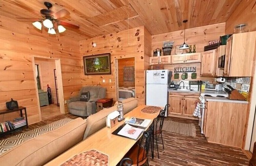 Yadkin Valley Cabin | Misty Mountain Misty Mountain Cabin Slps5 1Q, 1 Sleeper, 1 Single