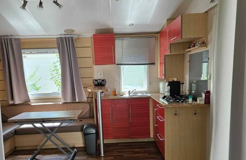 Lunel House | Mobile Home 'Mas De L'Isle' with Shared Pool, Wi-Fi and Air Conditioning