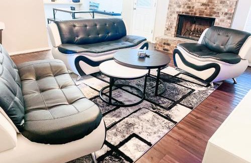 Saginaw House | Mod Hip Home Pets OK Location near FW Stockyards by Vacation Your Way