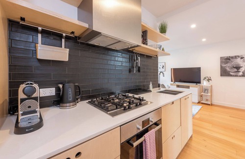 Brunswick East Apartment | Modern 1BR Apt in Brunswick East, 15 mins from CBD
