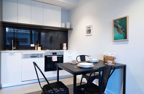 Hawthorn Apartment | Modern 1BR Apt Near Swinburne & Glenferrie Rd