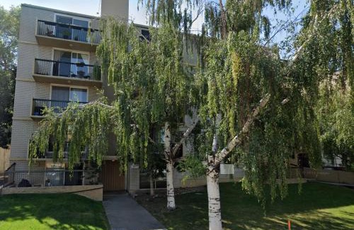 Lower Mount Royal Apartment | Modern 1br Apt, Up to 4 people, Steps to 17th Ave, Downtown & Stampede