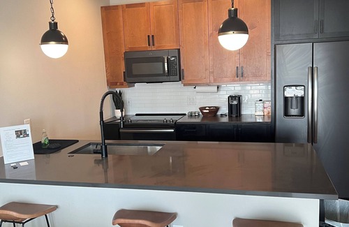 Deep Ellum Apartment | Modern 1BR Apt with WiFi, Pool, Gym & Free Parking —5 Mins to Downtown Dallas!