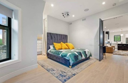 Hyde Park Condo | Modern 2-Bdrm Condo - Private Patio - In Unit Laundry