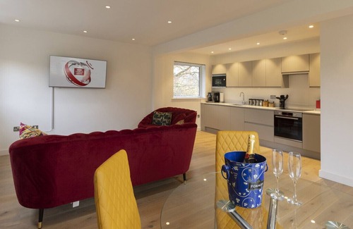 Bath Apartment | Modern 2 Bed/2 Bath Apartment with Parking in Bath