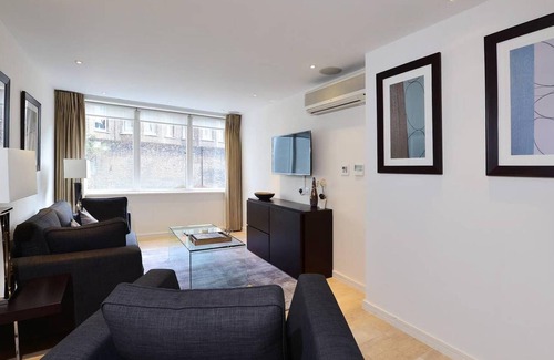 Royal Borough of Kensington and Chelsea Apartment | Modern 2 Bed Flat in the Heart of Kensington