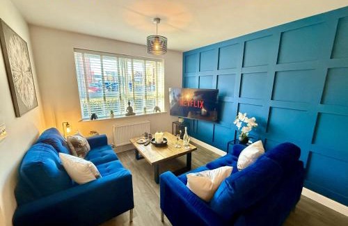 Warwick House | Modern 2-Bed House with EV - Hosted by Hutch Lifestyle