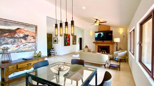 San Antonio Tlayacapan House | Modern 2 Bed Retreat in Ajijic - Unbeatable Location -Patio-Gym-Pickleball Court