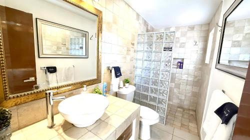 San Antonio Tlayacapan House | Modern 2 Bed Retreat in Ajijic - Unbeatable Location -Patio-Gym-Pickleball Court