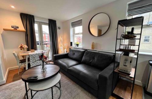 Leeds Apartment | Modern 2-Bed Townhouse Leeds City Location with Free Parking