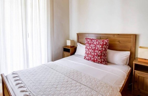 El Poble-sec Apartment | Modern 2 Bedroom in Poble Sec, 7 Minutes to Metro