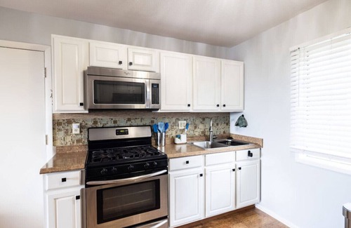 Historic Kailua Village Apartment | Modern 2 Bedroom w/AC + Ocean View, Downtown