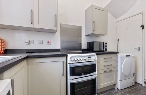 Leeds Apartment | Modern 2-BR w/Parking 9 min to City