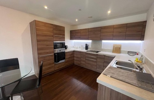 Evelyn Apartment | Modern 2BR 2BA Apt Sleeps 6 wParking