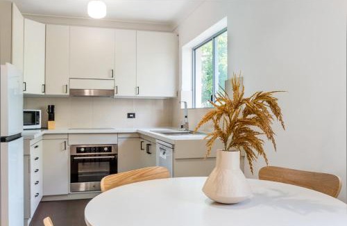 Hamilton Apartment | Modern 2BR Apartment Near Portside & Airport