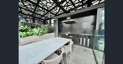 North Melbourne Apartment | Modern 2BR, Gym & Parking