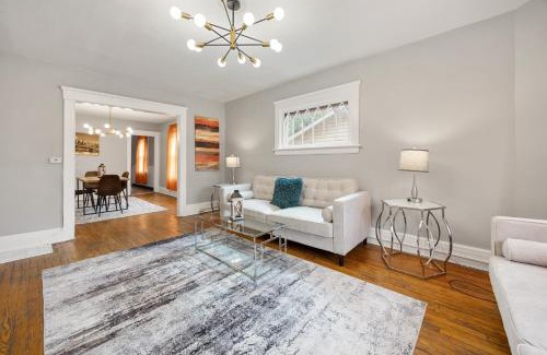 Southside Apartment | Modern 2BR Mins to Univ, Zoo, Destiny, Downtown