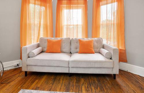 Southside Apartment | Modern 2BR Mins to Univ, Zoo, Destiny, Downtown