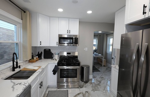 Oak Lawn House | Modern 2BR Oak Lawn Home - Easy Commute to Chicago, Perfect for Longer Stays