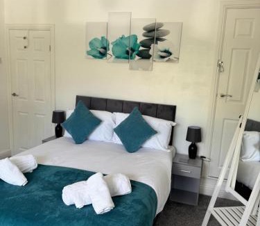 Loughborough House | Modern 3-Bed Family Home Sleeps 6 Fast- Wi-Fi Free-Parking- Private Patio