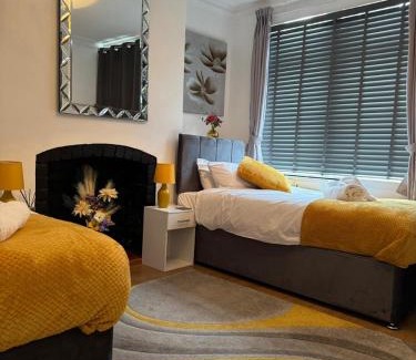 Loughborough House | Modern 3-Bed Family Home Sleeps 6 Fast- Wi-Fi Free-Parking- Private Patio