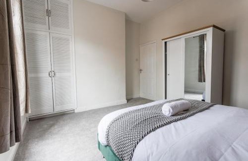 Darlington House | Modern 3-Bed Home for Groups Sleeps Up to 8
