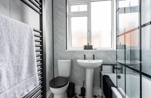 Darlington House | Modern 3-Bed Home for Groups Sleeps Up to 8