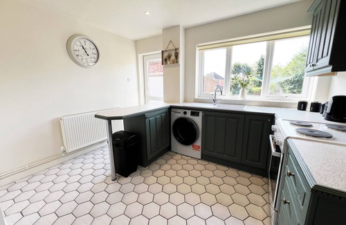 Yeovil House | Modern 3-Bed Home in Yeovil with Free Private Parking Wi-Fi & Garden