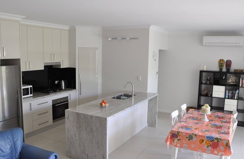 Woolloongabba Apartment | Modern 3 Bedroom Unit, Patio, leafy Yard, Pool.