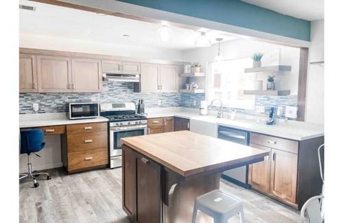 Atascadero House | Modern 3 Bedroom Home Spacious Front Porch