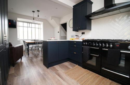 Newton St Loe House | Modern 3BR Bath Home, Sleeps 6, Driveway Parking, Families & Contractors Stay
