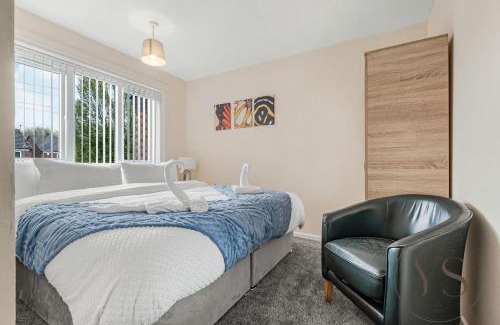 Tipton House | Modern 3BR Family Home in 14 Hempole Lane Near Dudley with Netflix, Wi-Fi & Free Parking